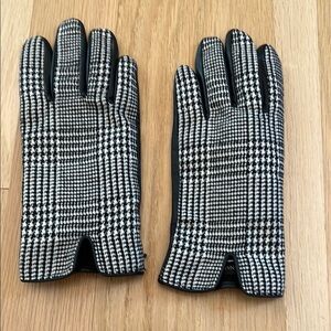 Banana Republic Black and White Houndstooth Gloves